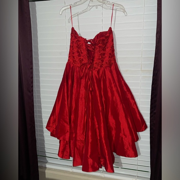 Selling my daughter's Prom Dress. Beautiful and stunning look - Picture 2 of 4